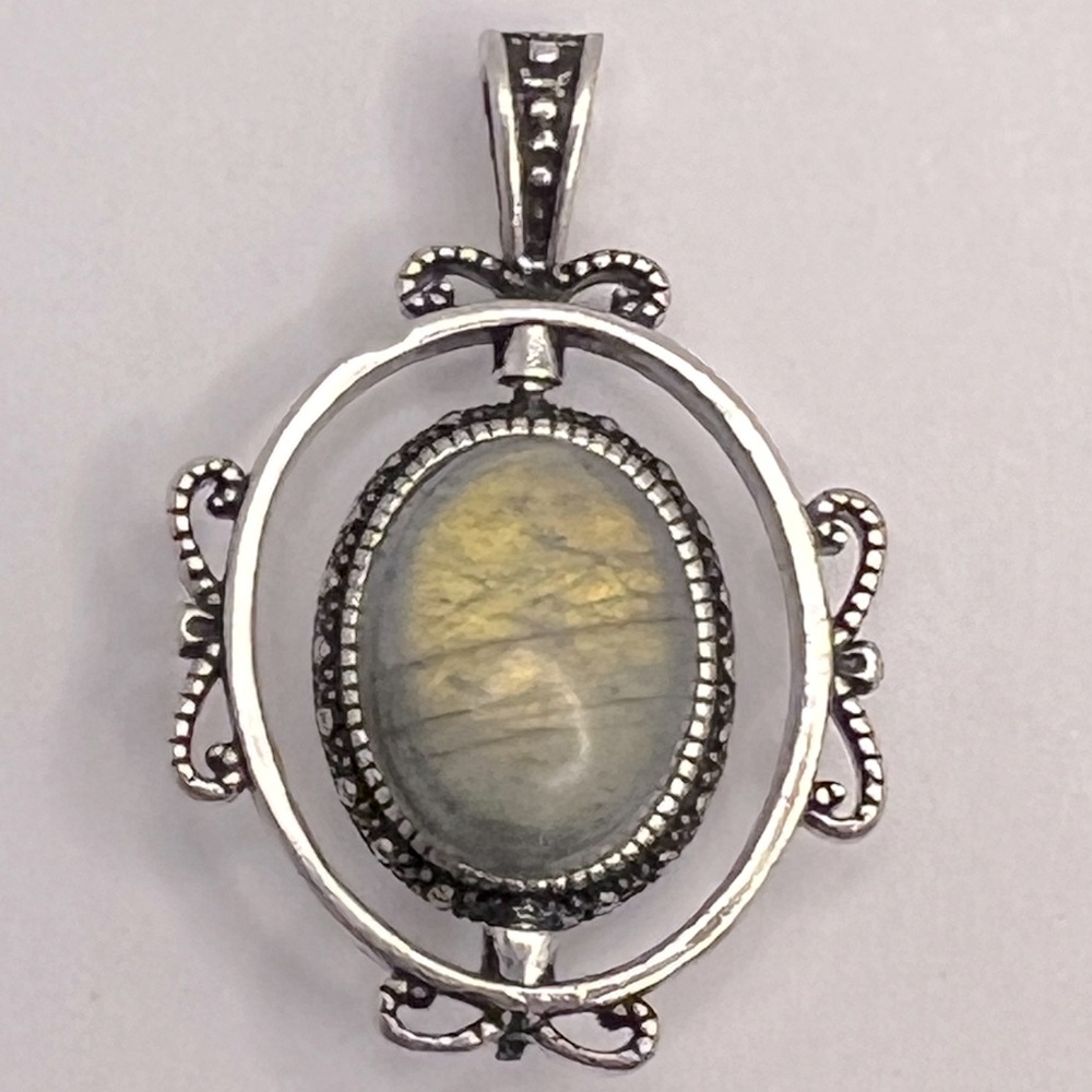 NWOT labradorite spinning silver pendant